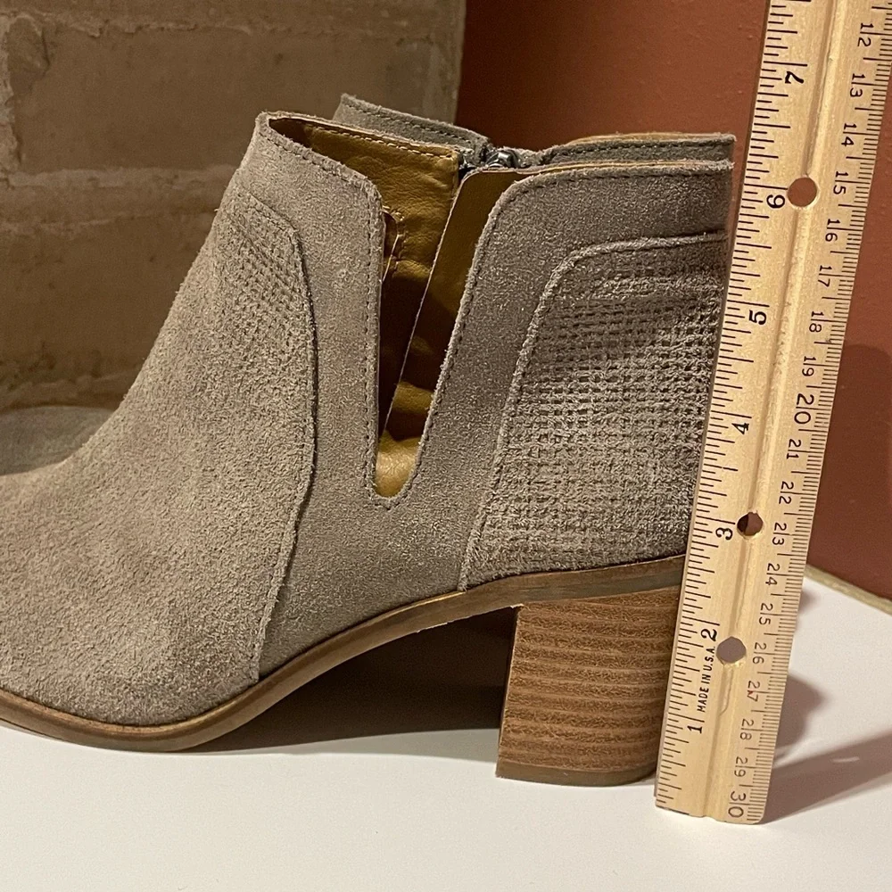 Lucky Brand LP-Ponic Women’s 8.5M taupe grey side zip heeled ankle booties - Picture 12 of 12
